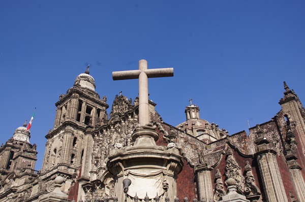 Miasto Meksyk, wzniesione w miejscu dawnej stolicy Imperium Azteków
Katedra
