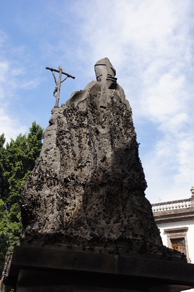 Pomnik św. Jana Pawła II wykonany z kluczy
