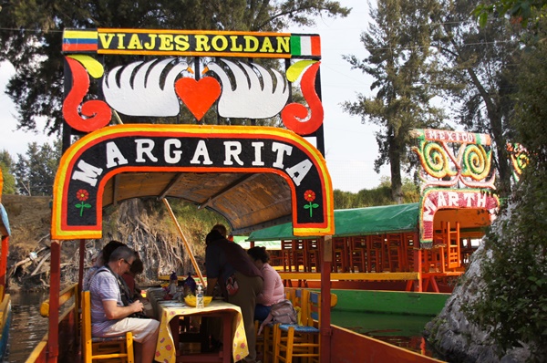 Xochimilco - pływające ogrody. Rejs gondolami w rytm muzyki mariachi
