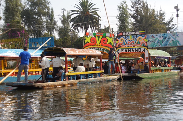 Xochimilco - pływające ogrody. Rejs gondolami w rytm muzyki mariachi
