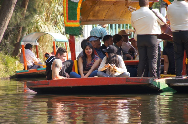 Xochimilco - pływające ogrody. Rejs gondolami w rytm muzyki mariachi
