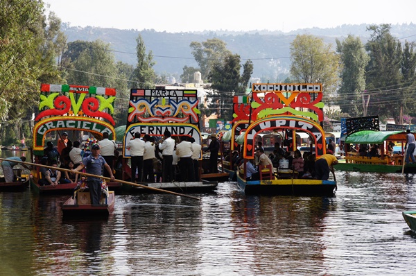 Xochimilco - pływające ogrody. Rejs gondolami w rytm muzyki mariachi
