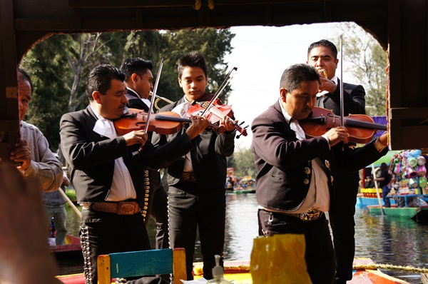 Xochimilco - pływające ogrody. Rejs gondolami w rytm muzyki mariachi

