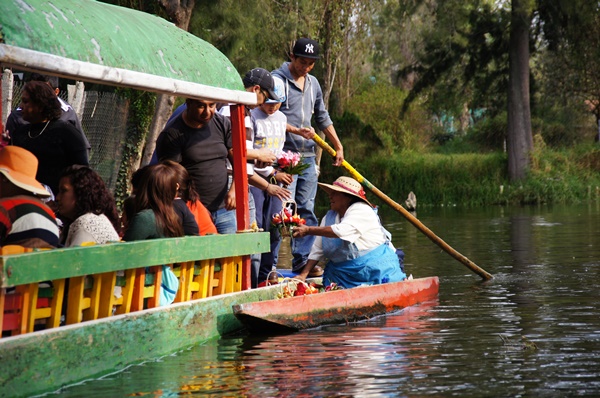 Xochimilco - pływające ogrody. Rejs gondolami w rytm muzyki mariachi
