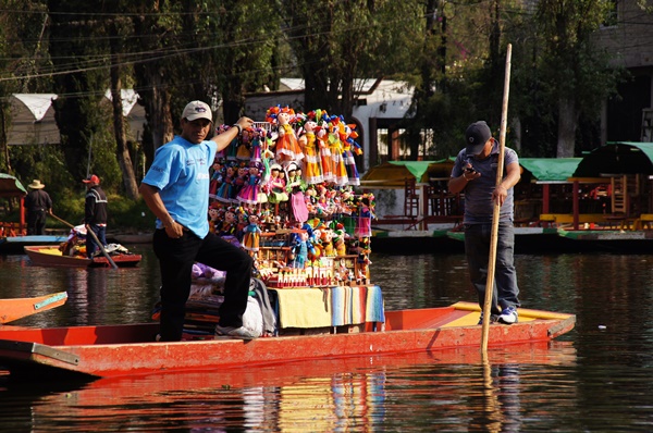 Xochimilco - pływające ogrody. Rejs gondolami w rytm muzyki mariachi
