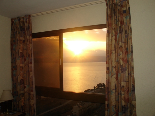Zachód nad Jeziorem Galilejskim - Tyberiada, widok z okna hotelu
